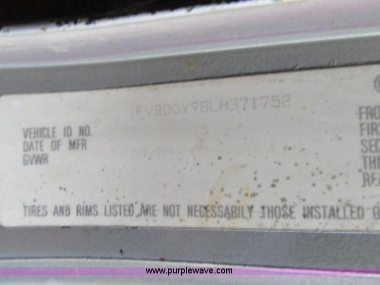 image for item B2986 1990 Freightliner FLD semi truck