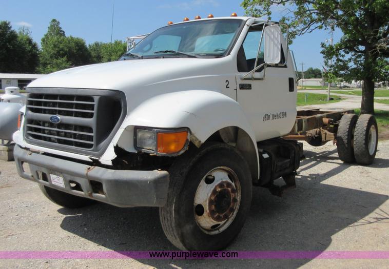 image for item D2464 2000 Ford F650 truck cab and chassis