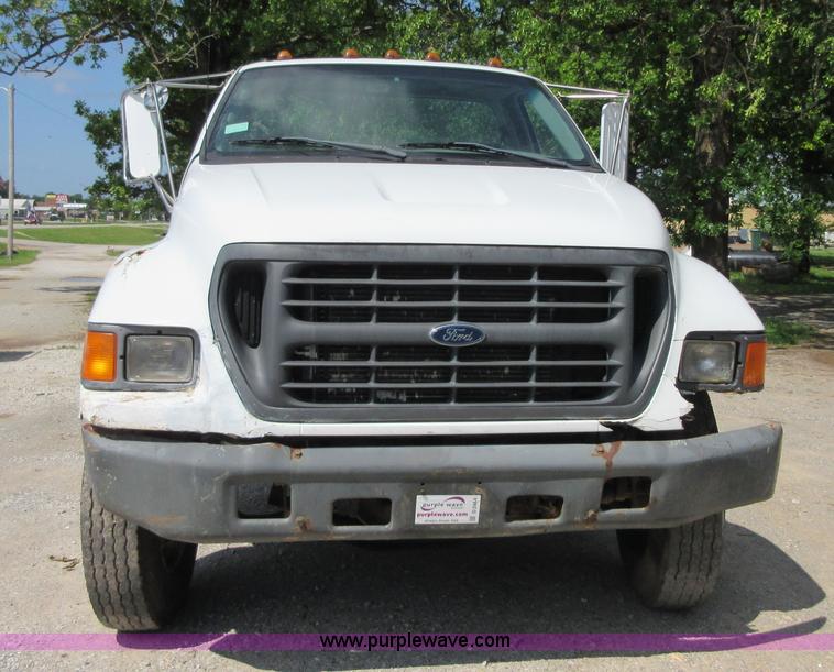 image for item D2464 2000 Ford F650 truck cab and chassis
