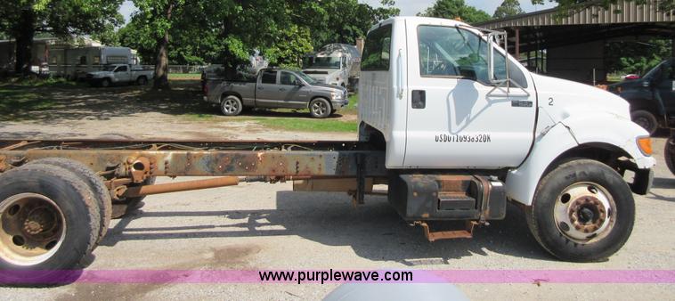 image for item D2464 2000 Ford F650 truck cab and chassis