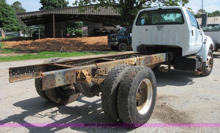 image for item D2464 2000 Ford F650 truck cab and chassis