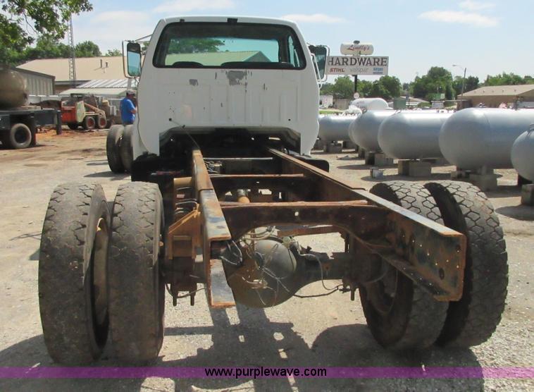 image for item D2464 2000 Ford F650 truck cab and chassis
