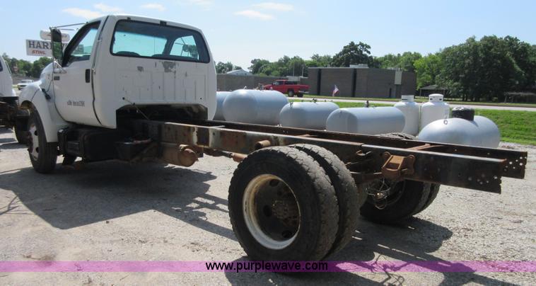 image for item D2464 2000 Ford F650 truck cab and chassis