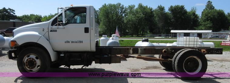 image for item D2464 2000 Ford F650 truck cab and chassis