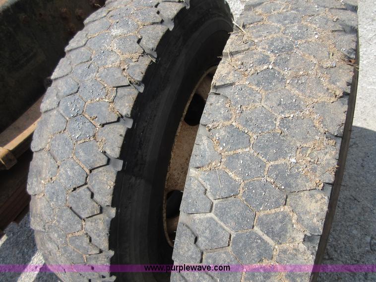 image for item D2464 2000 Ford F650 truck cab and chassis