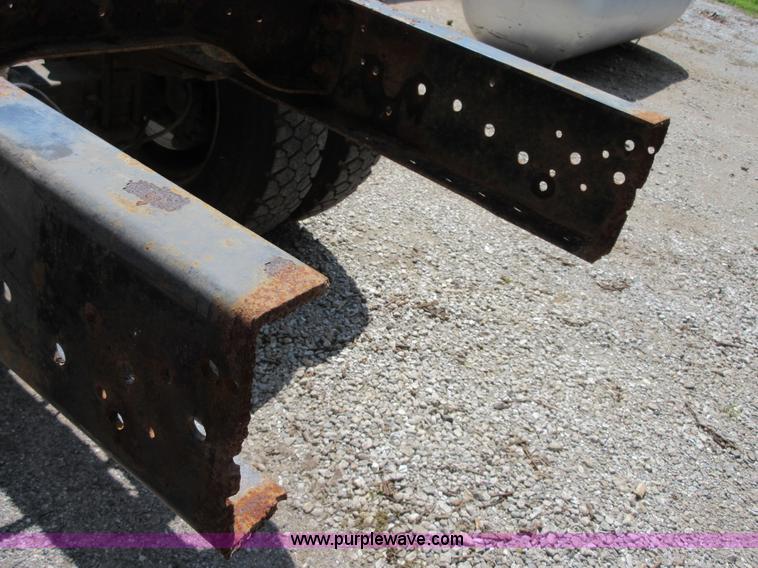 image for item D2464 2000 Ford F650 truck cab and chassis