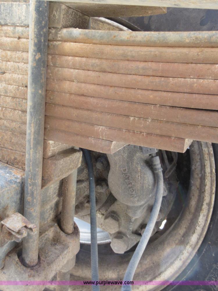 image for item D2464 2000 Ford F650 truck cab and chassis