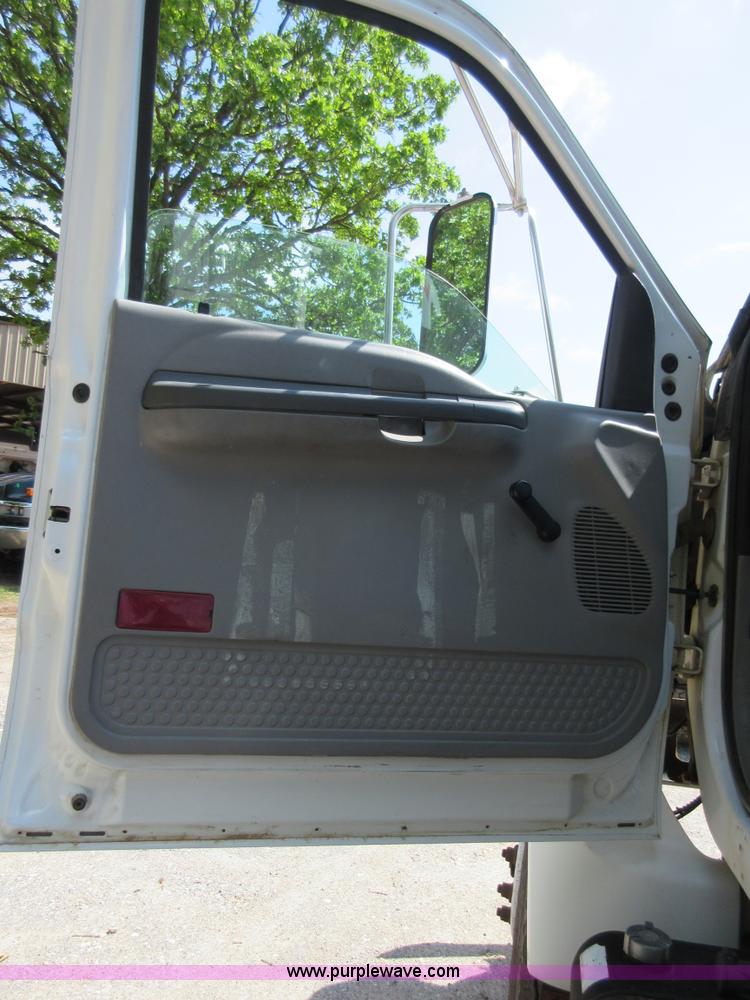 image for item D2464 2000 Ford F650 truck cab and chassis