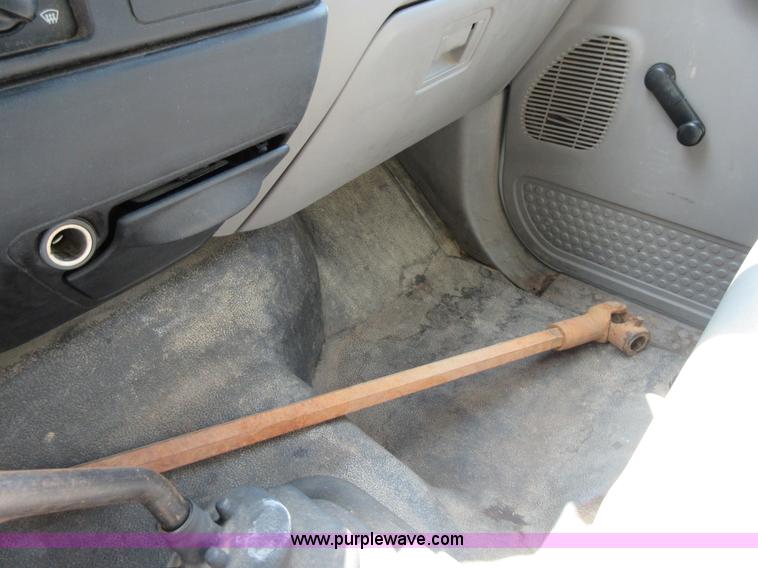 image for item D2464 2000 Ford F650 truck cab and chassis