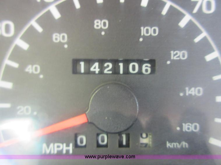 image for item D2464 2000 Ford F650 truck cab and chassis