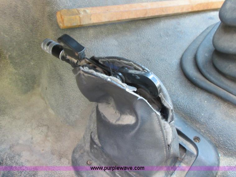 image for item D2464 2000 Ford F650 truck cab and chassis