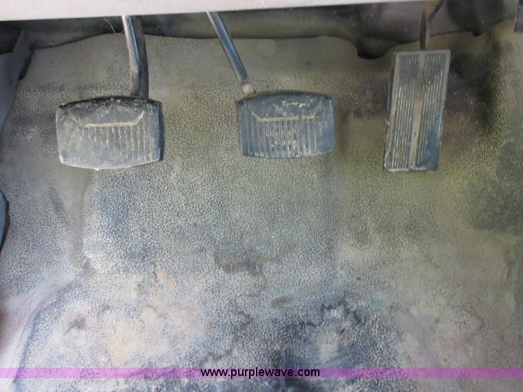 image for item D2464 2000 Ford F650 truck cab and chassis