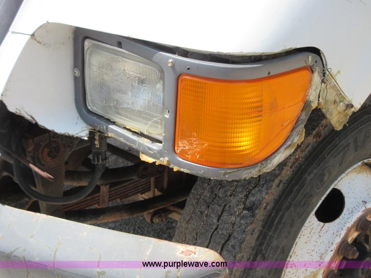 image for item D2464 2000 Ford F650 truck cab and chassis