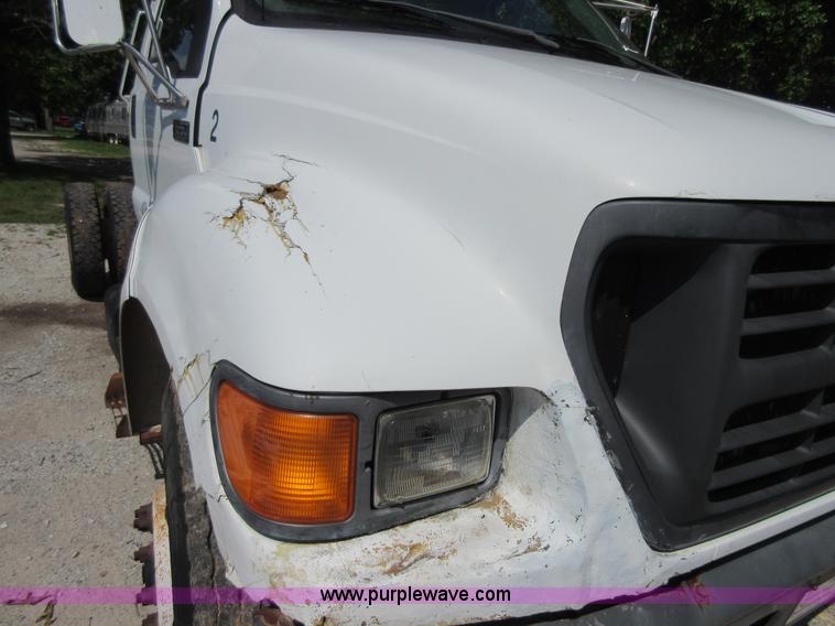 image for item D2464 2000 Ford F650 truck cab and chassis