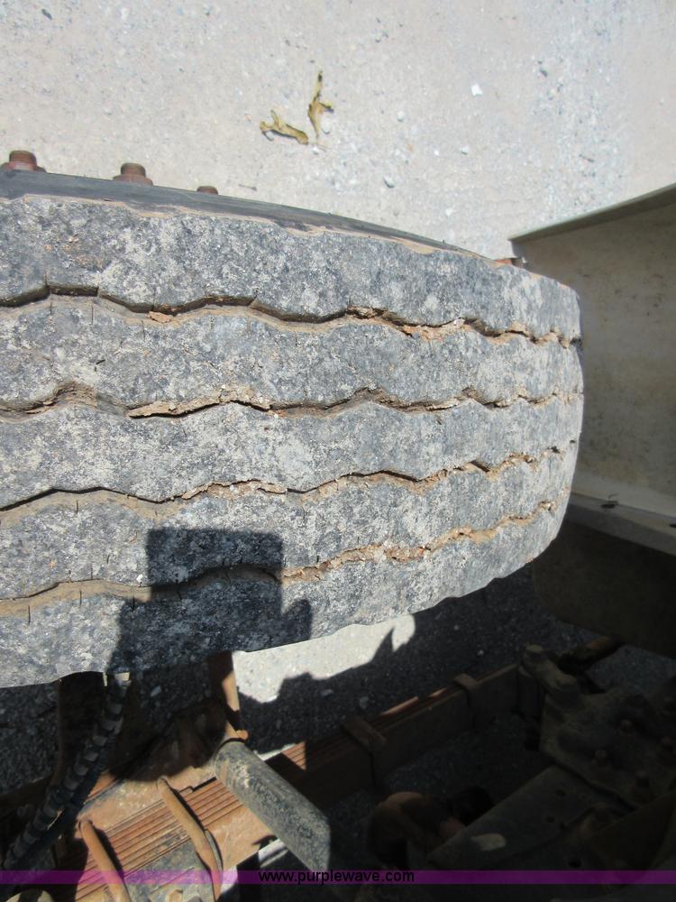 image for item D2464 2000 Ford F650 truck cab and chassis