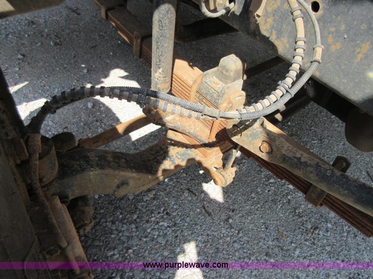 image for item D2464 2000 Ford F650 truck cab and chassis