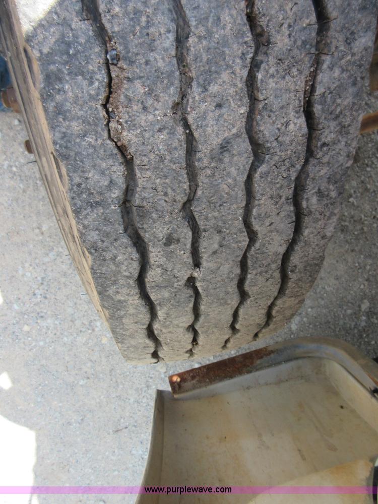 image for item D2464 2000 Ford F650 truck cab and chassis