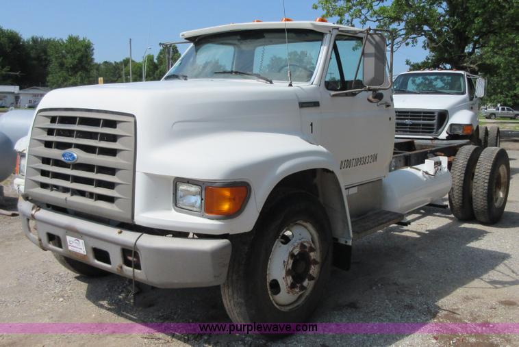 image for item D2465 1995 Ford F700 truck cab and chassis