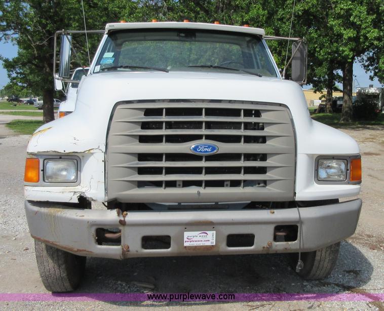 image for item D2465 1995 Ford F700 truck cab and chassis
