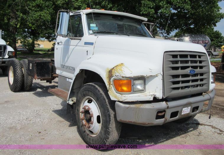 image for item D2465 1995 Ford F700 truck cab and chassis