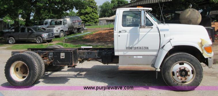 image for item D2465 1995 Ford F700 truck cab and chassis
