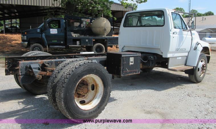 image for item D2465 1995 Ford F700 truck cab and chassis
