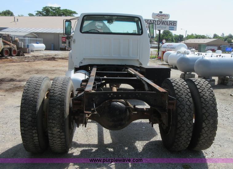 image for item D2465 1995 Ford F700 truck cab and chassis