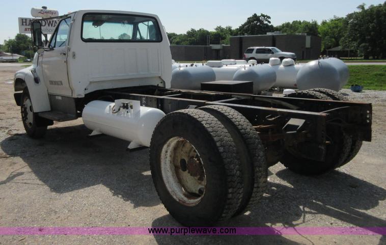 image for item D2465 1995 Ford F700 truck cab and chassis