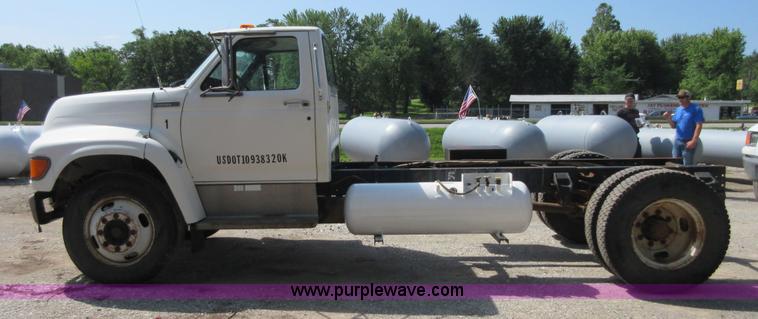 image for item D2465 1995 Ford F700 truck cab and chassis