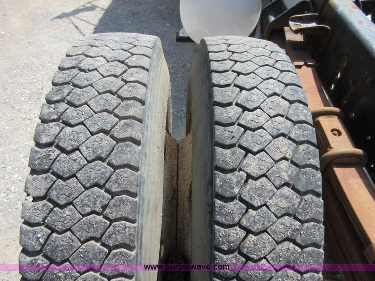 image for item D2465 1995 Ford F700 truck cab and chassis