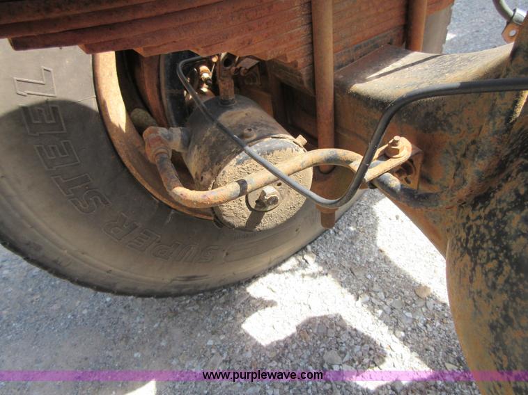 image for item D2465 1995 Ford F700 truck cab and chassis