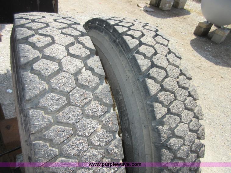 image for item D2465 1995 Ford F700 truck cab and chassis