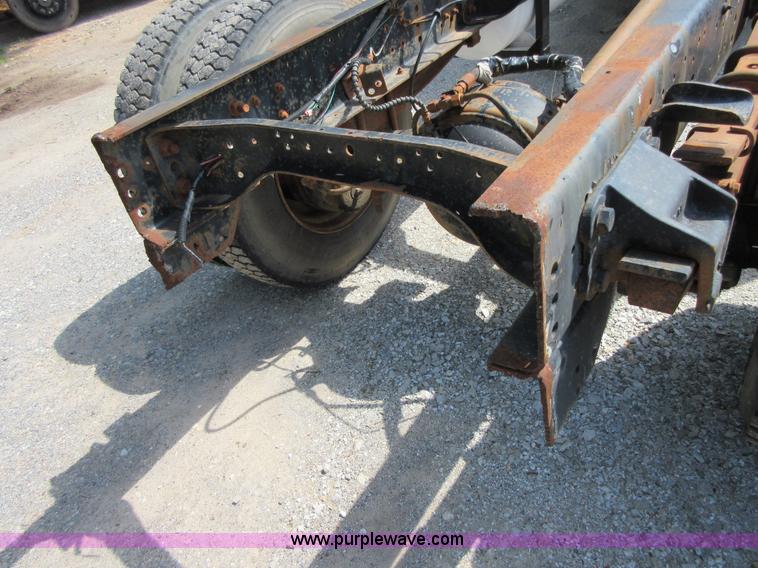 image for item D2465 1995 Ford F700 truck cab and chassis