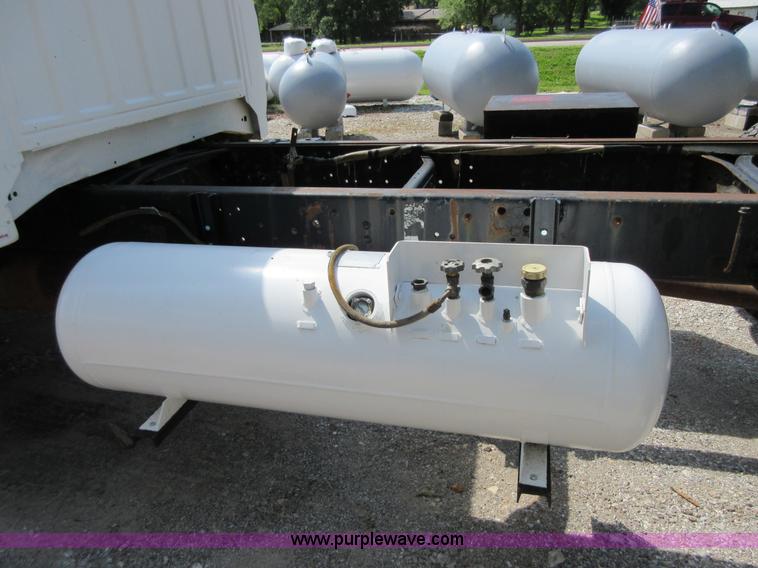 image for item D2465 1995 Ford F700 truck cab and chassis