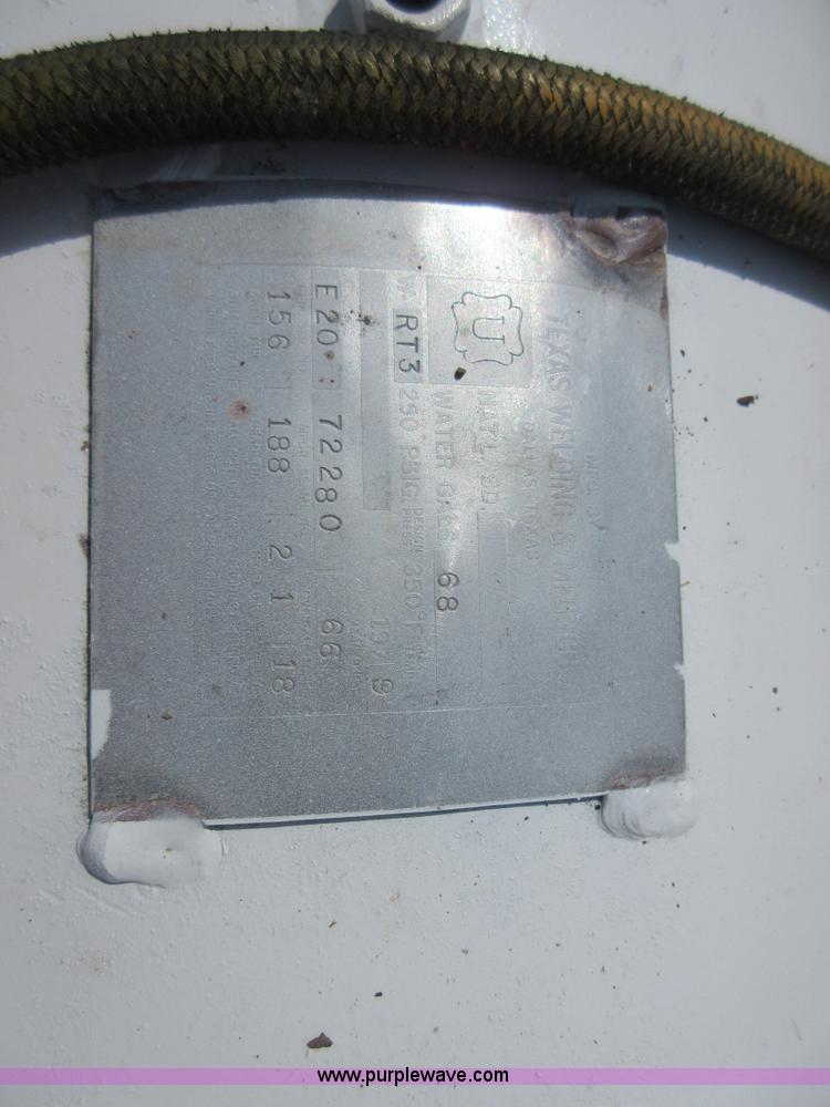 image for item D2465 1995 Ford F700 truck cab and chassis