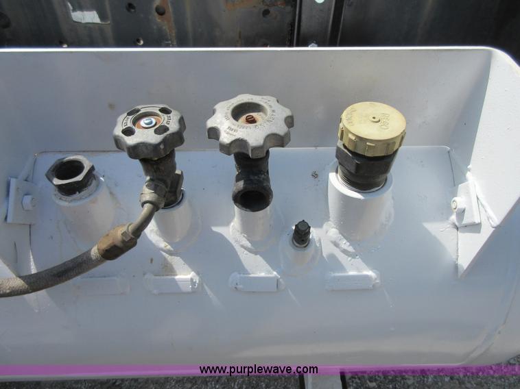 image for item D2465 1995 Ford F700 truck cab and chassis