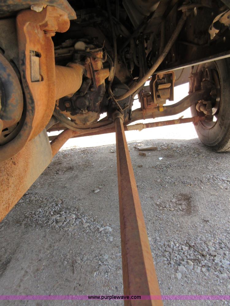 image for item D2465 1995 Ford F700 truck cab and chassis