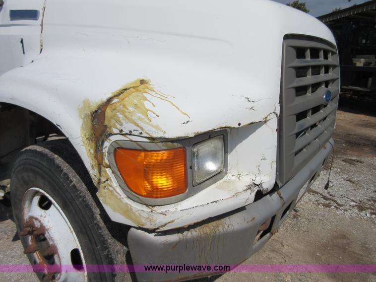 image for item D2465 1995 Ford F700 truck cab and chassis