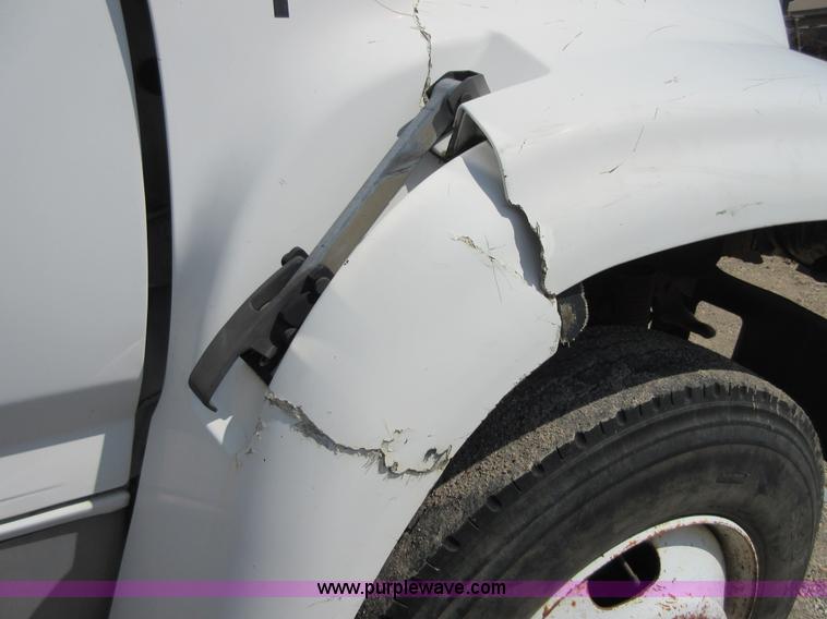 image for item D2465 1995 Ford F700 truck cab and chassis