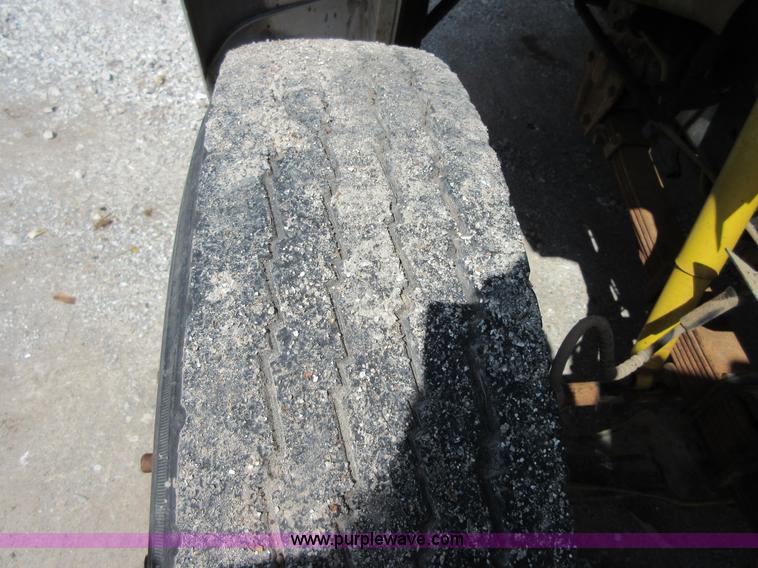 image for item D2465 1995 Ford F700 truck cab and chassis