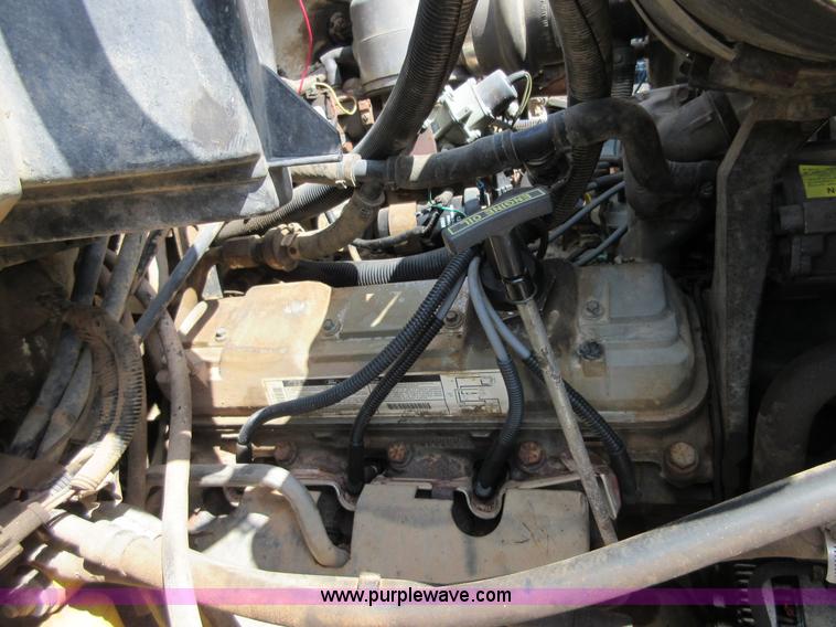 image for item D2465 1995 Ford F700 truck cab and chassis