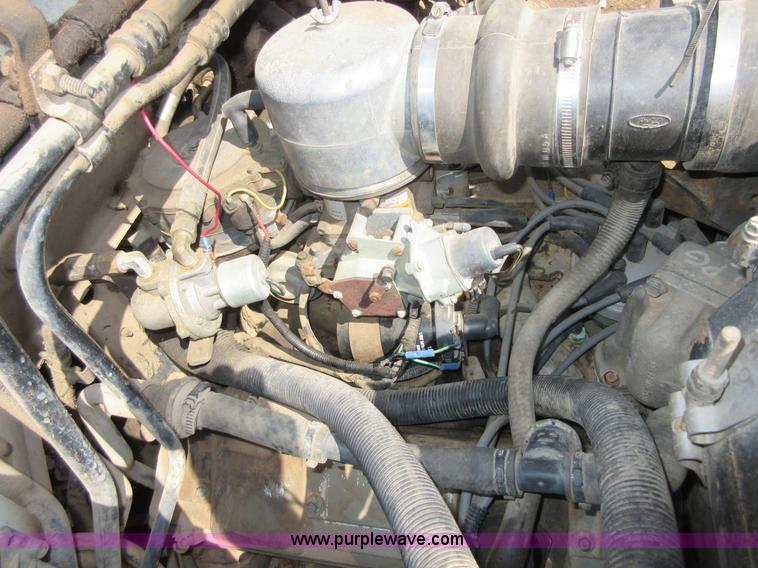 image for item D2465 1995 Ford F700 truck cab and chassis