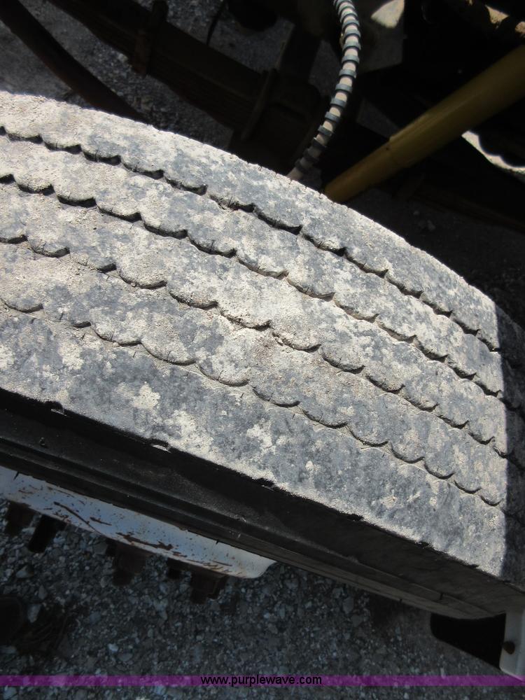 image for item D2465 1995 Ford F700 truck cab and chassis