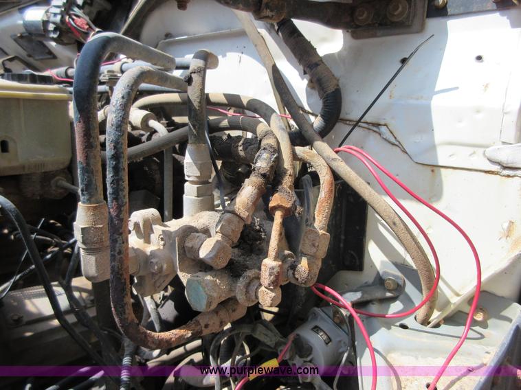 image for item D2465 1995 Ford F700 truck cab and chassis