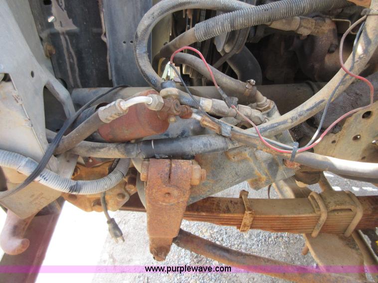 image for item D2465 1995 Ford F700 truck cab and chassis