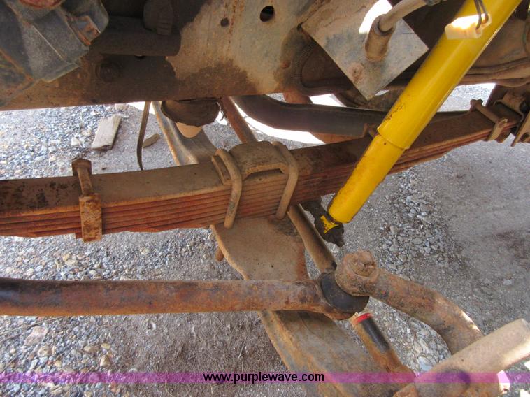 image for item D2465 1995 Ford F700 truck cab and chassis