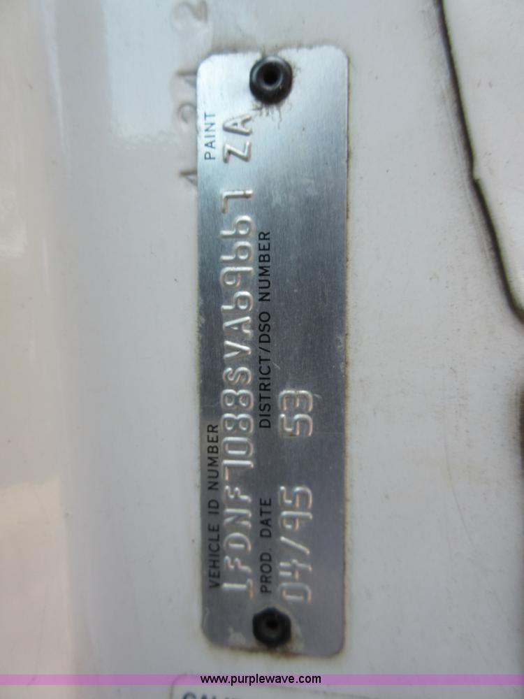 image for item D2465 1995 Ford F700 truck cab and chassis