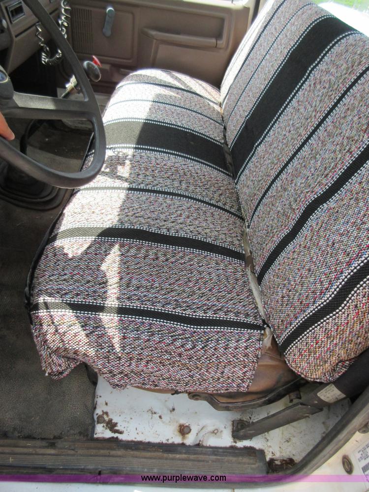 image for item D2465 1995 Ford F700 truck cab and chassis