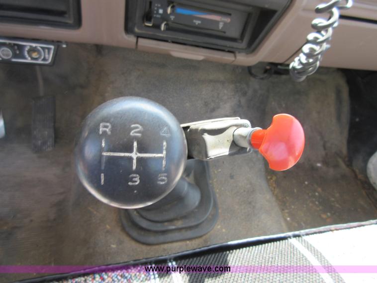 image for item D2465 1995 Ford F700 truck cab and chassis