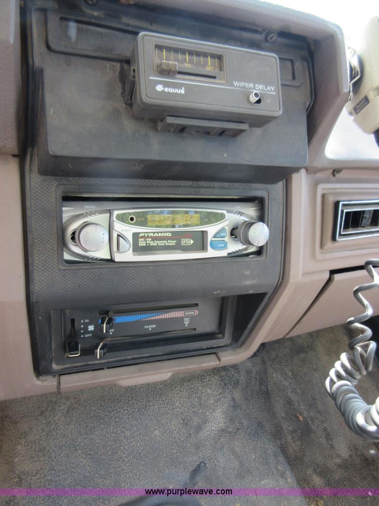 image for item D2465 1995 Ford F700 truck cab and chassis